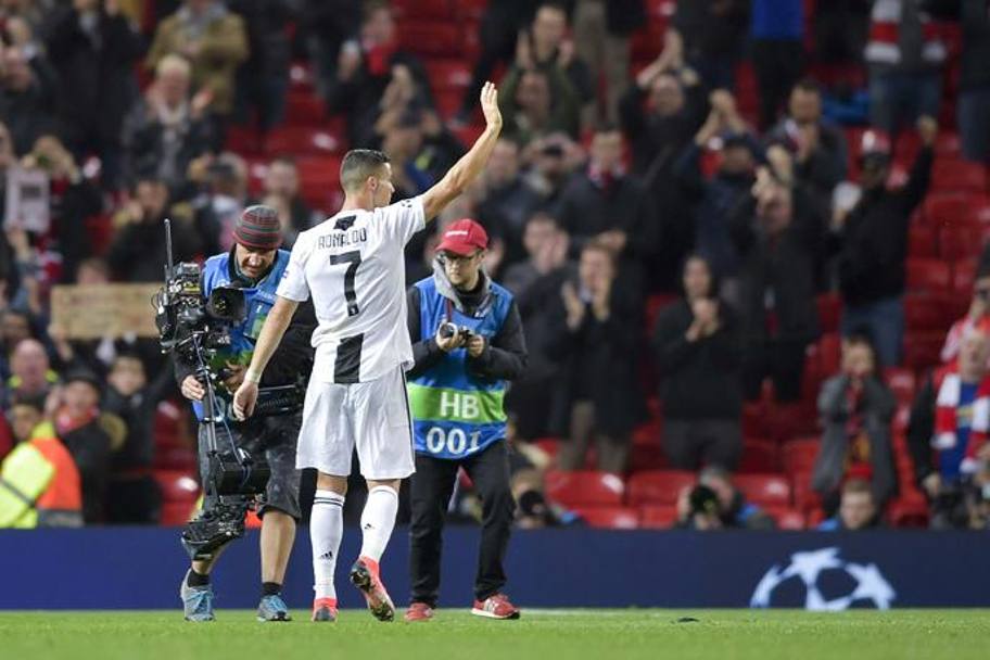 I tifosi del Manchester United elogiano Cristiano Ronaldo a fine partite. Getty